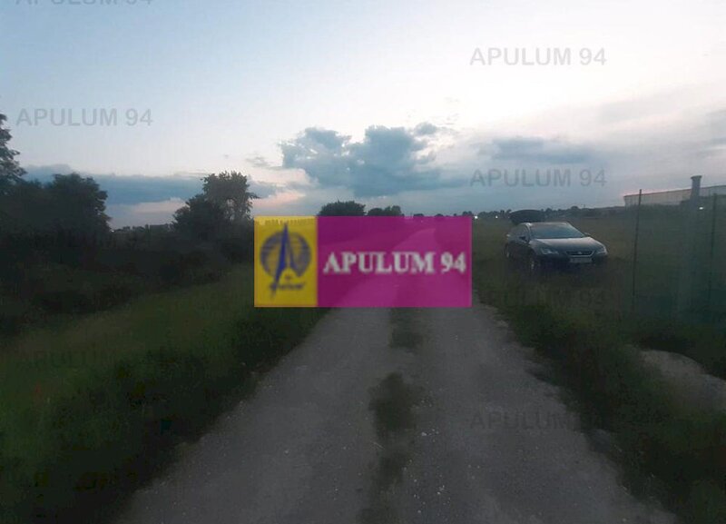 Teren aproape de Bucuresti langa padure